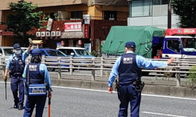 新宿で車と止める3人の警察官 その足元を見ると…