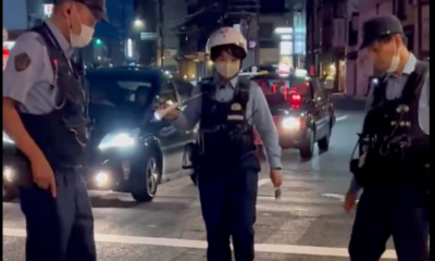 祇園祭で鴨親子を誘導する警察官