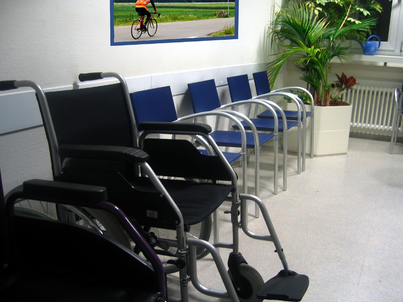 Ein Rollstuhl steht im Wartezimmer bei einem Arzt